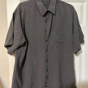 Van Heusen Short-Sleeve Button-Down Shirt in Gray